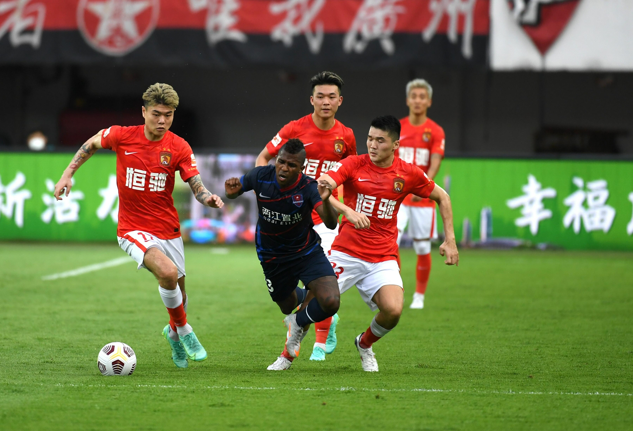 九游下载-窗口期广州队备战中超；完成体检细节曝光；赛场秩序良好；轮换策略成焦点的简单介绍